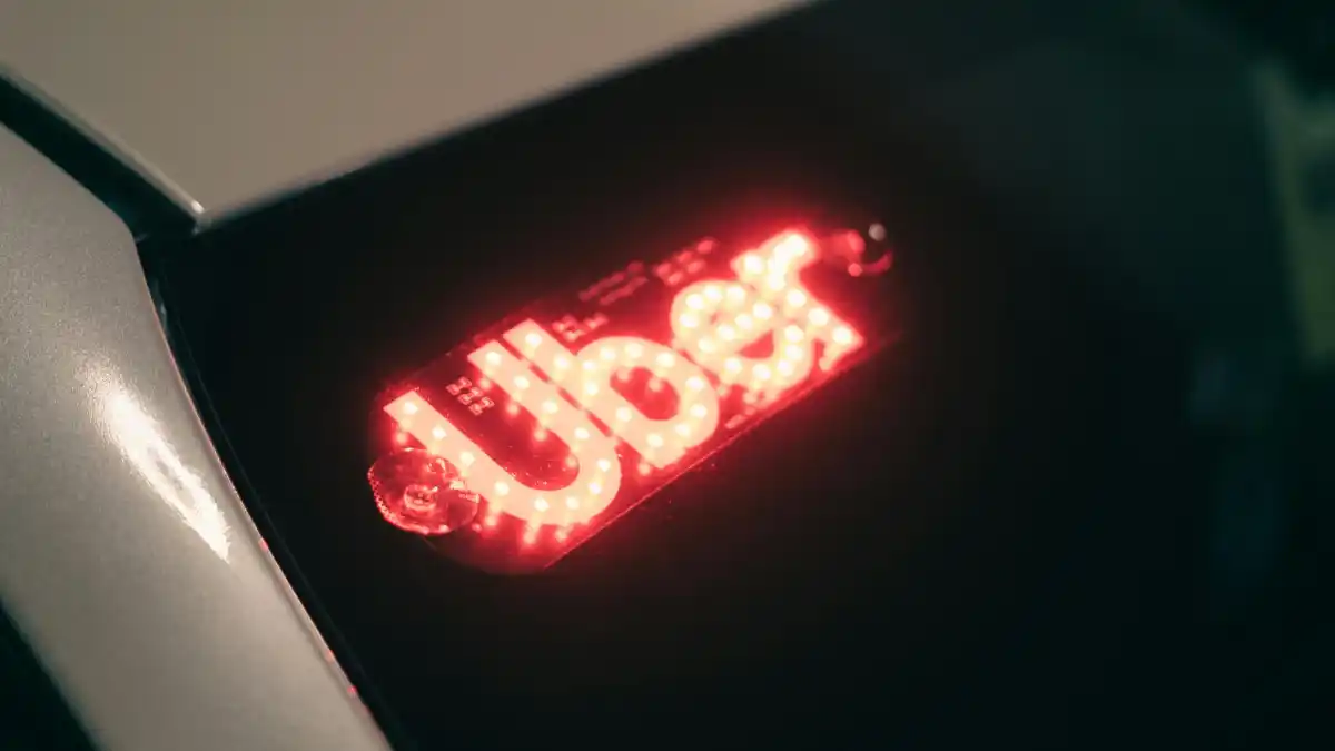 Uber fatura bilhões enquanto motoristas são sufocados com tarifas miseráveis