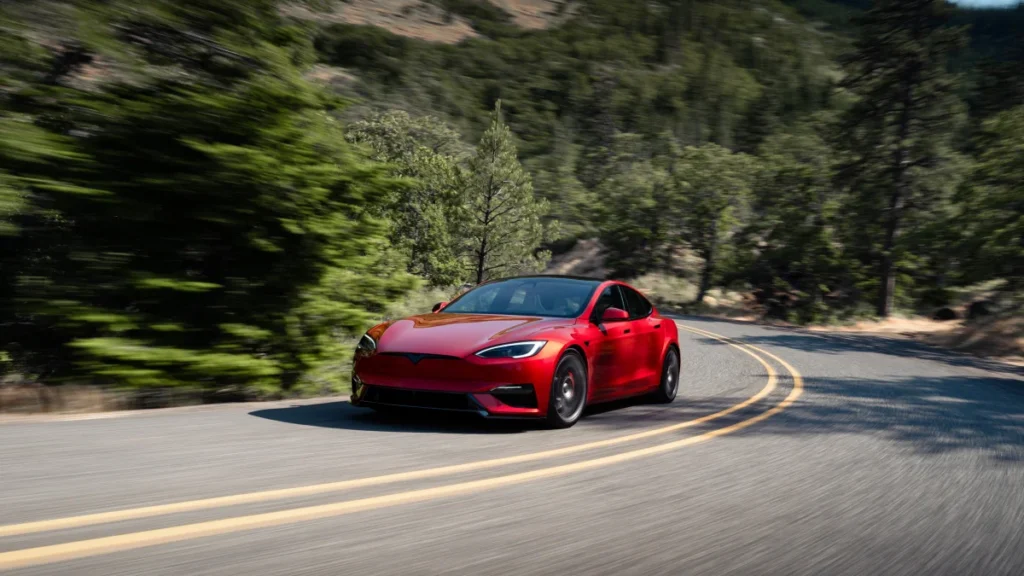 O Futuro do Carro Elétrico: Tesla Enfrenta Desafios e Inova