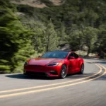 O Futuro do Carro Elétrico: Tesla Enfrenta Desafios e Inova